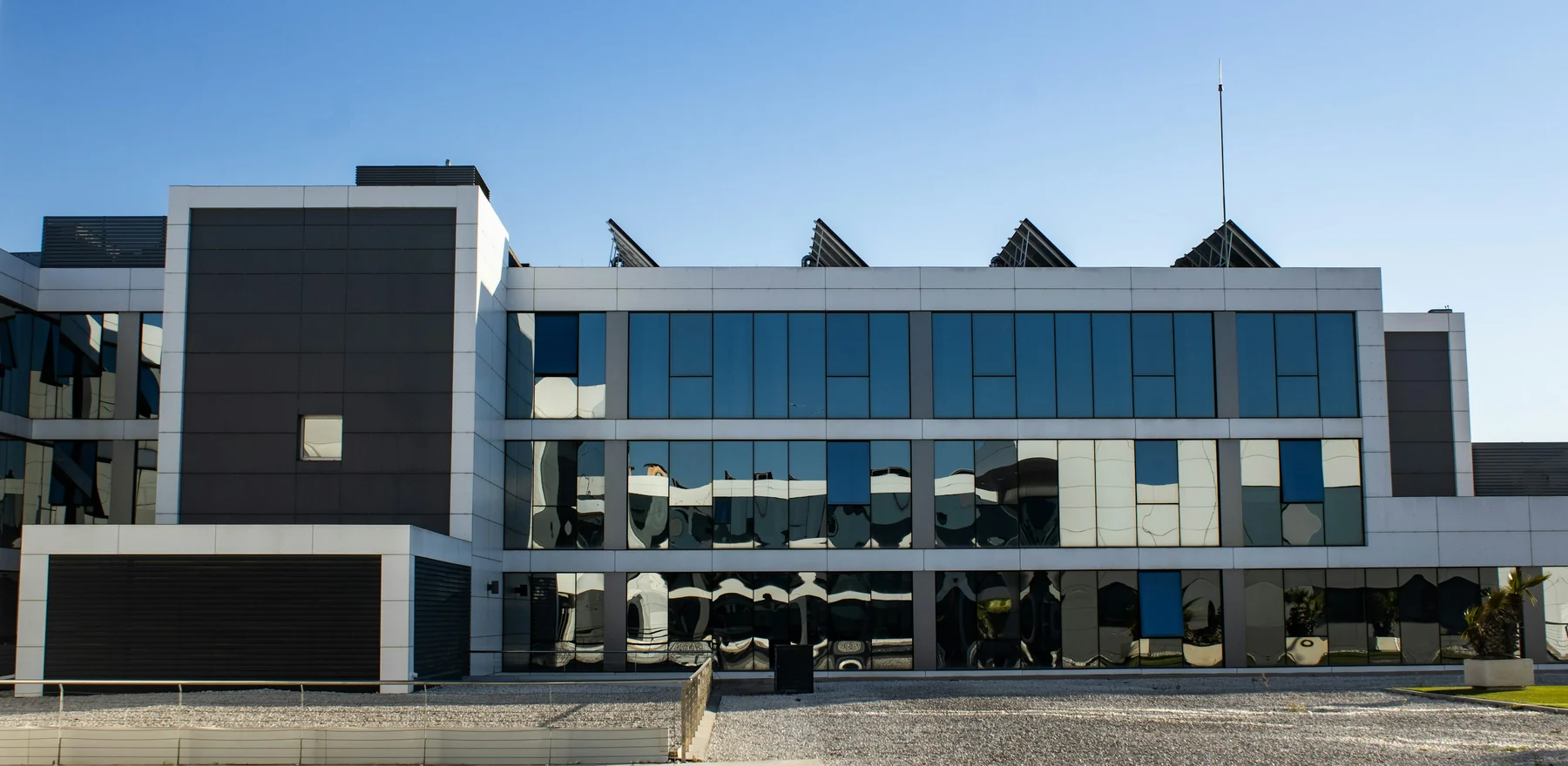 Low-rise medical facility showing facade materials, glazing and rooftop solar systems; illustrative commercial architecture, not a Watchman or Mississippi project claim
